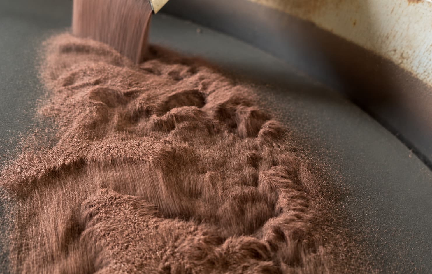 SGA alluvial river garnet moving across a fine-particle screen during grading