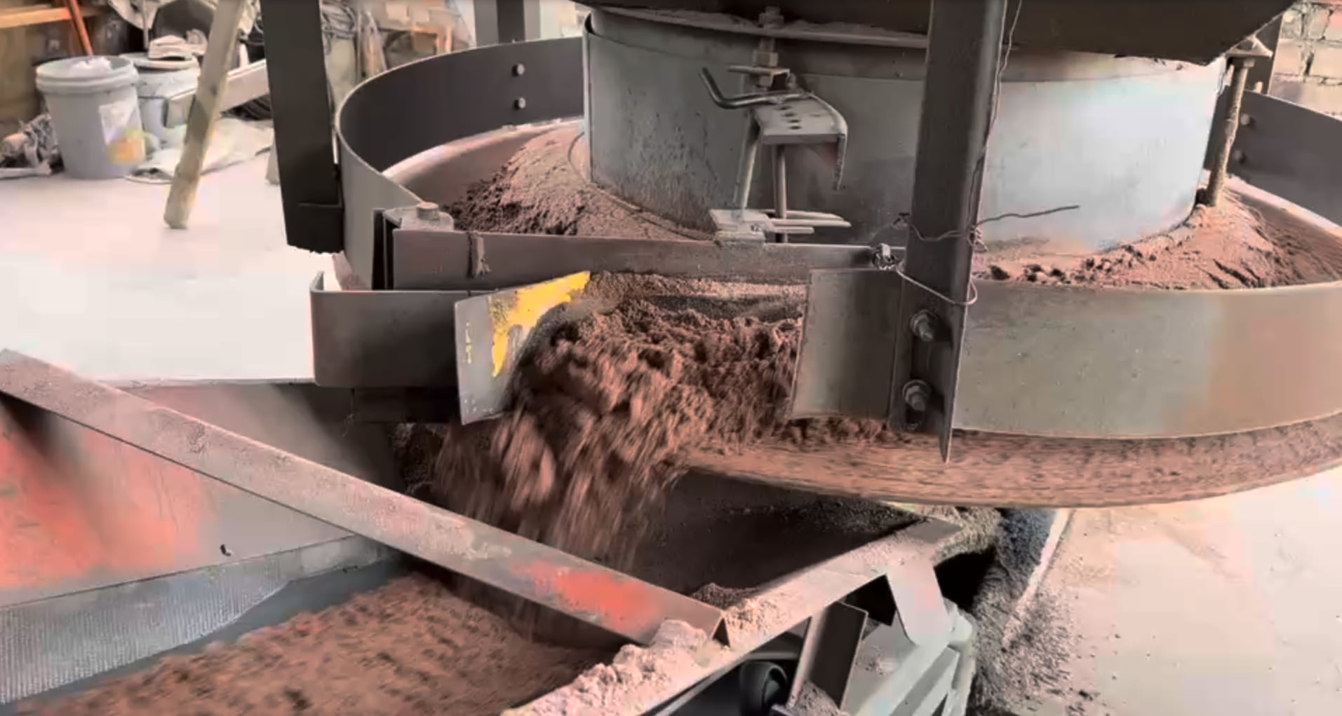 SGA alluvial river garnet passing through drying equipment after washing